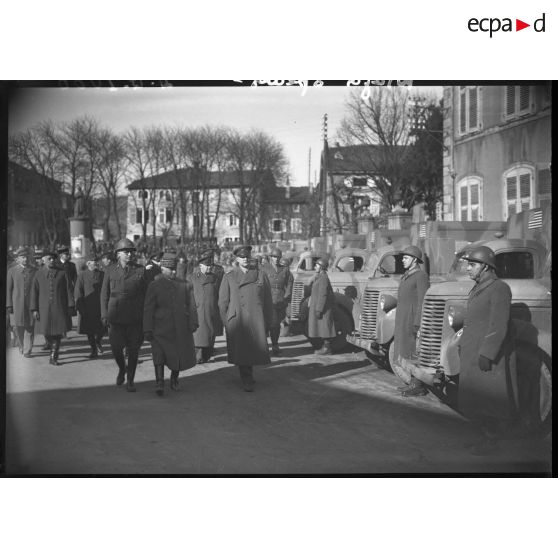 Le général Réquin passe en revue une section sanitaire de volontaires américains.