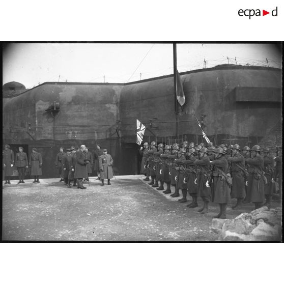 L'ambassadeur du Canada, Monsieur Vanier, et le général d'armée Réquin visitent un ouvrage de la ligne Maginot.