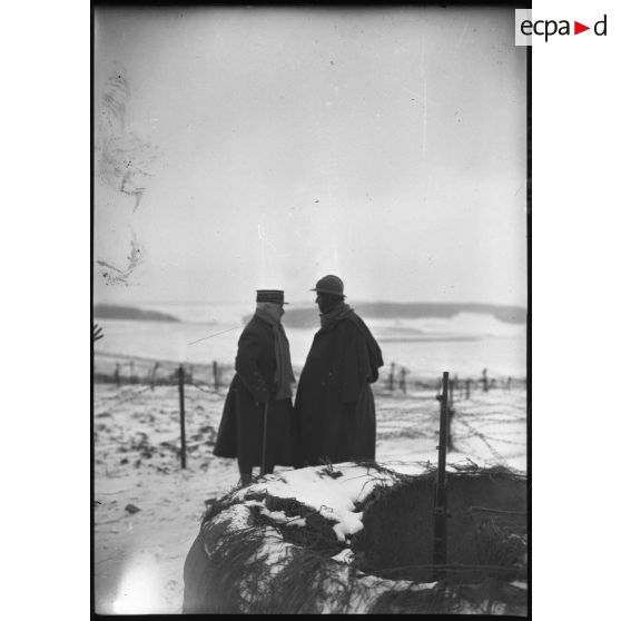 Photographie de groupe du général d'armée Réquin qui discute avec un soldat.