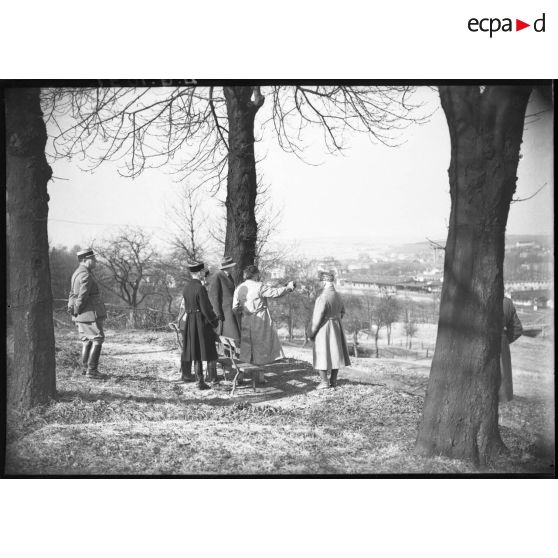 En haut d'un mouvement de terrain des officiers généraux français regardent en direction d'un village.