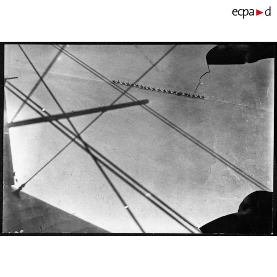 Vue aérienne d'un peloton de méhariste de la 1re CLD (compagnie légère du désert) qui se déplace en colonne dans le désert près de Palmyre.