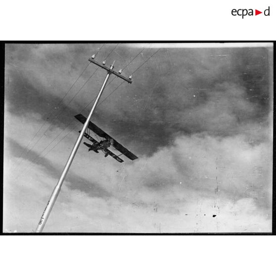 Contre-plongée en plan général d'un Potez 25TOE n°1510 de l'escadrille 595 en vol.