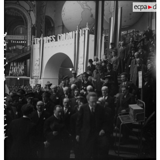 Divers plans de stands de l'exposition au Grand Palais : la France d'outre-mer.
