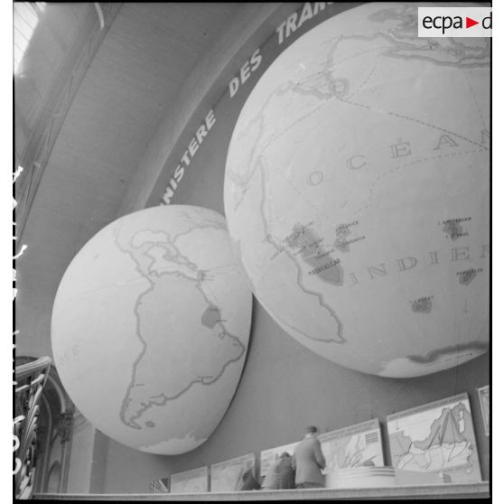 Divers plans de stands de l'exposition au Grand Palais : la France d'outre-mer.