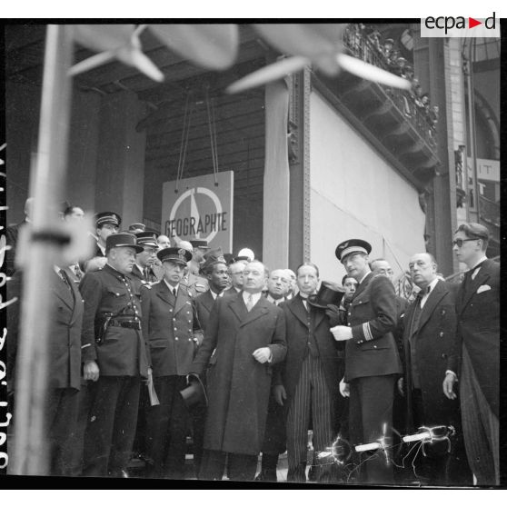 Monsieur Georges Mandel, ministre des colonies, est photographié avec d'autres personnalités civiles et militaires lors de l'inauguration de l'exposition la France d'outre-mer.