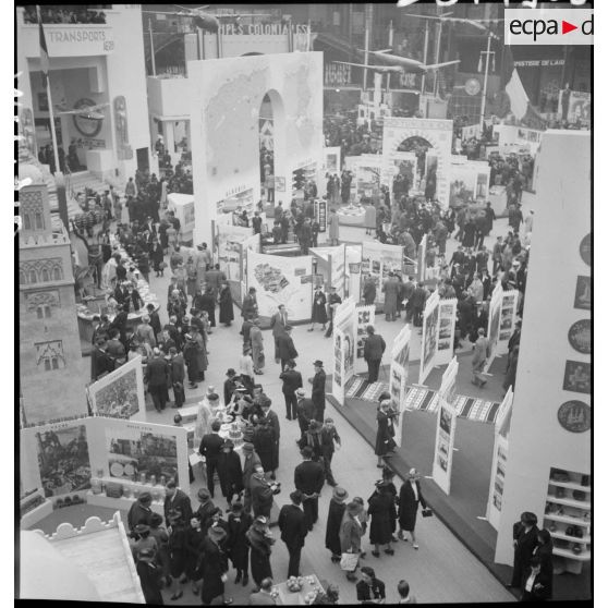 Divers plans de stands de l'exposition au Grand Palais : la France d'outre-mer.