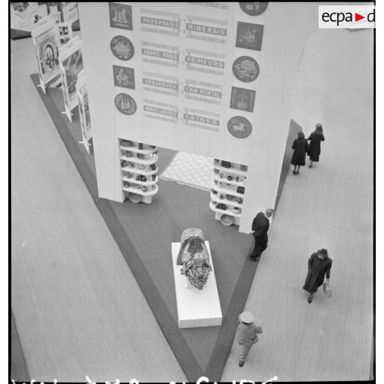 Divers plans de stands de l'exposition au Grand Palais : la France d'outre-mer.