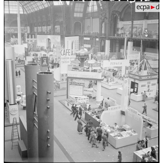 Divers plans de stands de l'exposition au Grand Palais : la France d'outre-mer.
