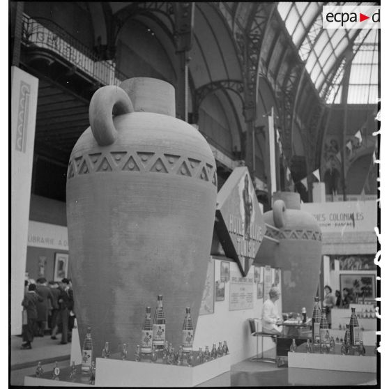 Divers plans de stands de l'exposition au Grand Palais : la France d'outre-mer.