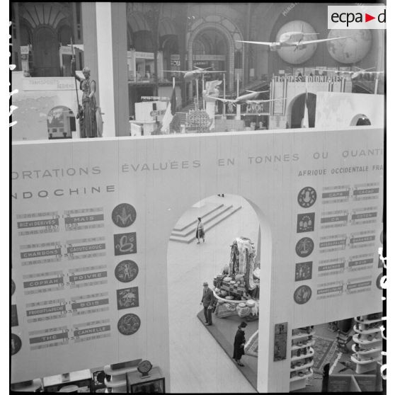 Divers plans de stands de l'exposition au Grand Palais : la France d'outre-mer.