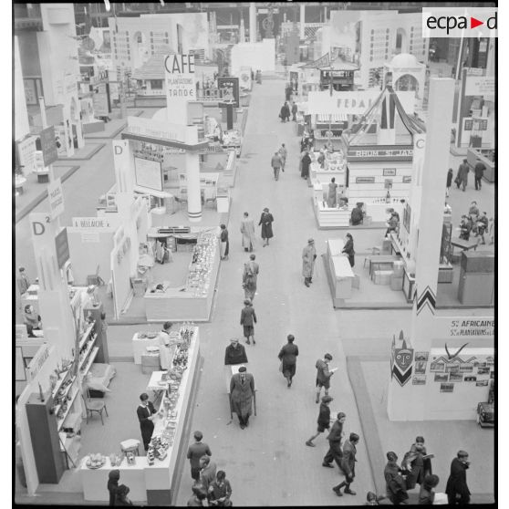 Divers plans de stands de l'exposition au Grand Palais : la France d'outre-mer.