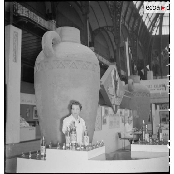 Divers plans de stands de l'exposition au Grand Palais : la France d'outre-mer.