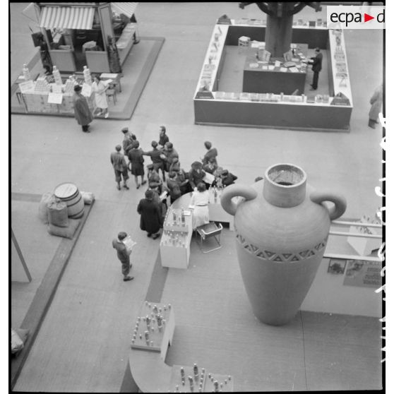 Divers plans de stands de l'exposition au Grand Palais : la France d'outre-mer.