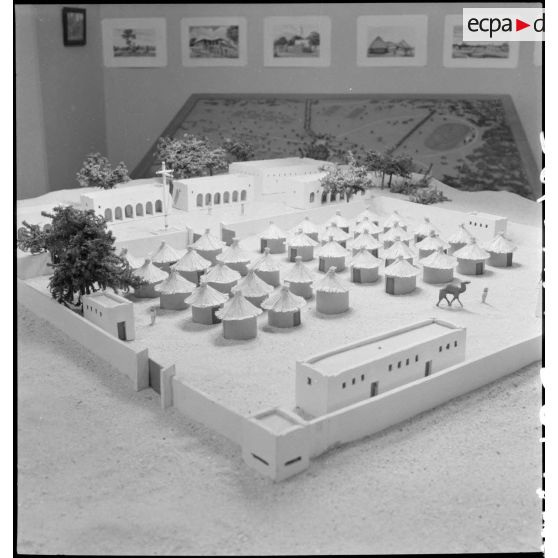 Divers plans de stands de l'exposition au Grand Palais : la France d'outre-mer.