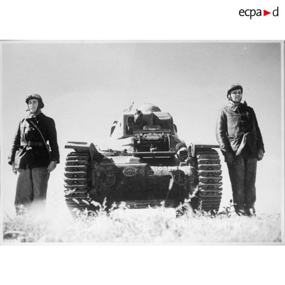 Un équipage du 68e BCC est photographié avec son char, un Renault R35.