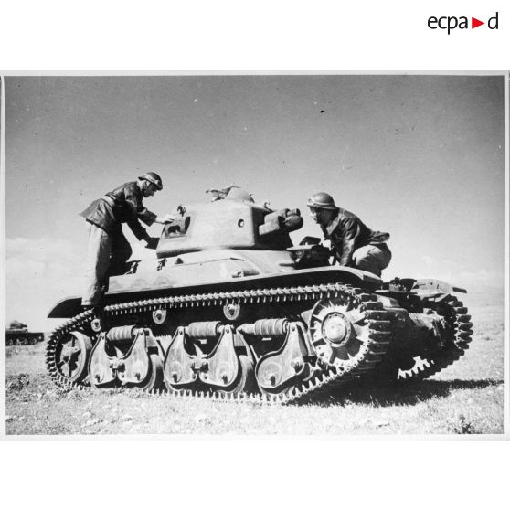 Un équipage du 68e BCC monte sur un Renault R35.