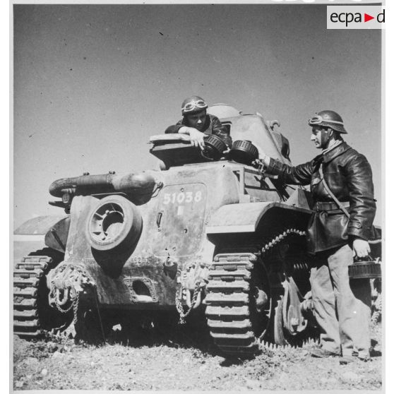 Un capitaine, chef de char, donne à son pilote de char des chargeurs pour la mitrailleuse de 7,5 mm modèle 1931.