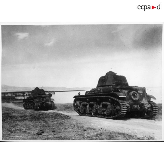 Deux Renault R35 du 68e BCC se déplacent sur les bords du lac de Homs.