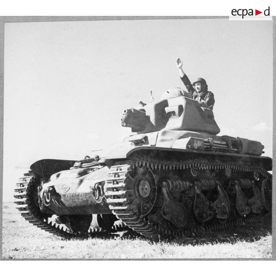 Un char léger Renault R35 du 68e BCC est photographié en plan moyen de trois quarts avant.