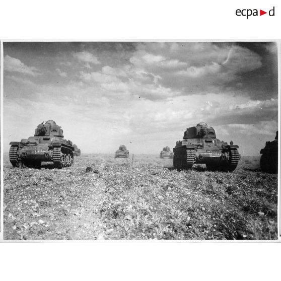 Un peloton de chars légers Renault R35 du 68e BCC se déplace vers l'objectif.