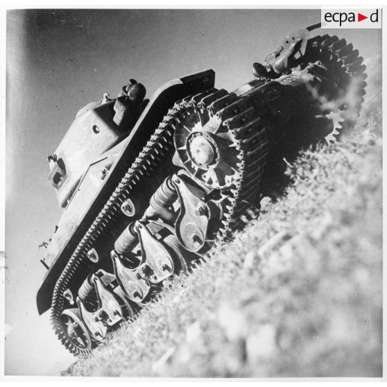 Un char léger Renault R35 du 68e BCC est photographié de trois quarts avant.