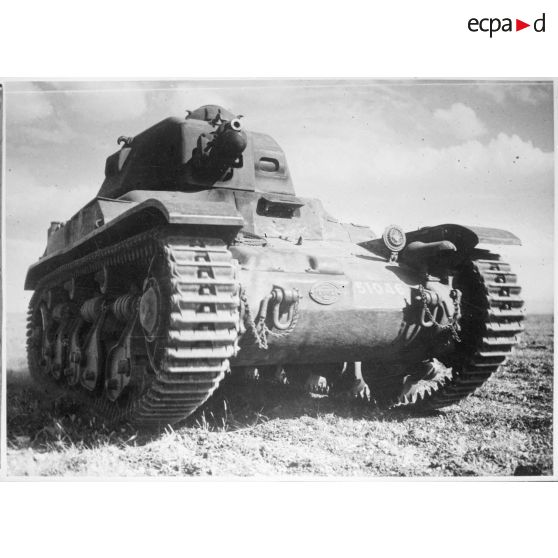 Un char léger Renault R35 du 68e BCC est photographié de trois quarts avant.