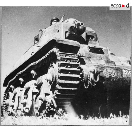 Un char léger Renault R35 du 68e BCC est photographié de trois quarts avant.
