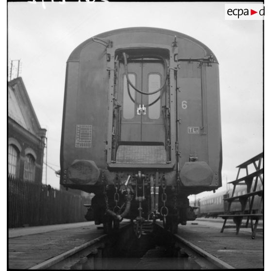 Plan général de l'arrière d'un wagon du train sanitaire à l'arrêt en gare de Noisy-le-Sec.