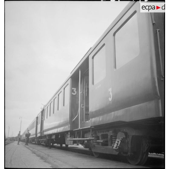 Plan général des wagons du train sanitaire à l'arrêt en gare de Noisy-le-Sec.