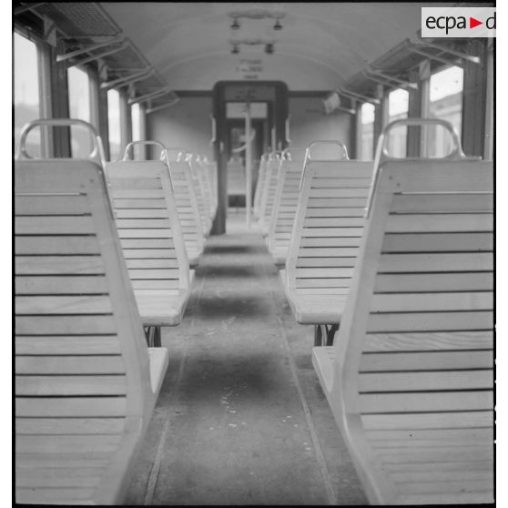 Plan général de l'intérieur d'un wagon du train sanitaire à l'arrêt en gare de Noisy-le-Sec.