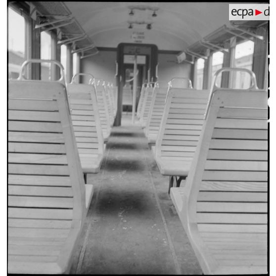 Plan général de l'intérieur d'un wagon du train sanitaire à l'arrêt en gare de Noisy-le-Sec.