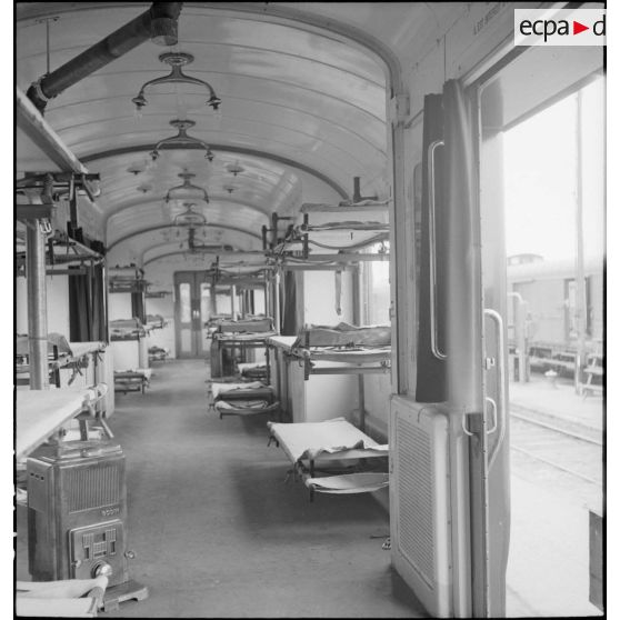 Plan général de l'intérieur d'un wagon du train sanitaire à l'arrêt en gare de Noisy-le-Sec.