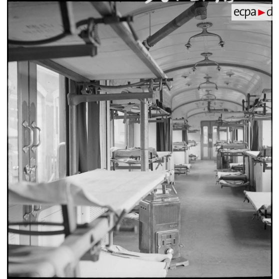 Plan général de l'intérieur d'un wagon du train sanitaire à l'arrêt en gare de Noisy-le-Sec.