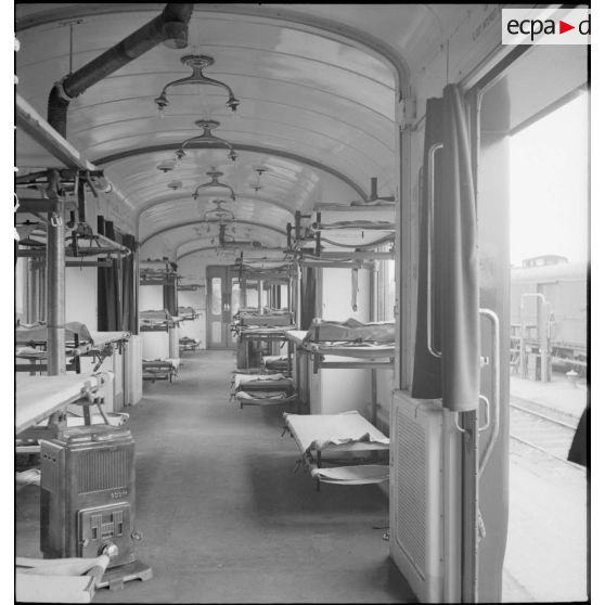 Plan général de l'intérieur d'un wagon du train sanitaire à l'arrêt en gare de Noisy-le-Sec.