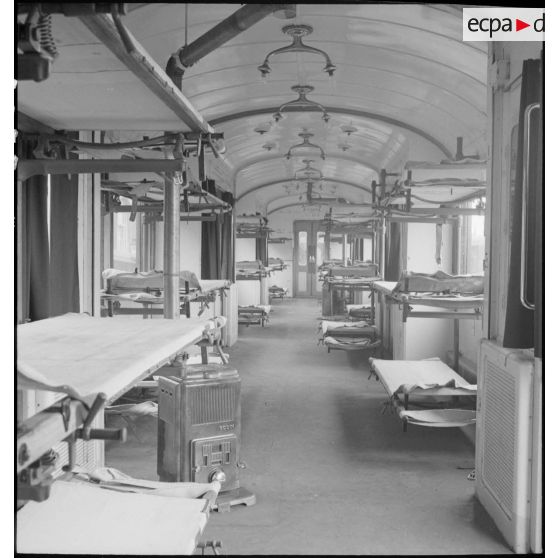 Plan général de l'intérieur d'un wagon du train sanitaire à l'arrêt en gare de Noisy-le-Sec.