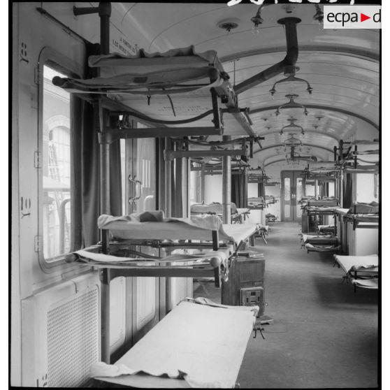 Plan général de l'intérieur d'un wagon du train sanitaire à l'arrêt en gare de Noisy-le-Sec.