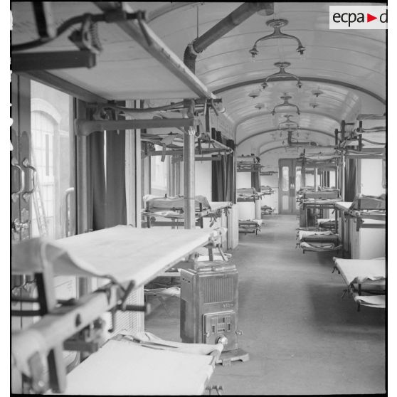 Plan général de l'intérieur d'un wagon du train sanitaire à l'arrêt en gare de Noisy-le-Sec.