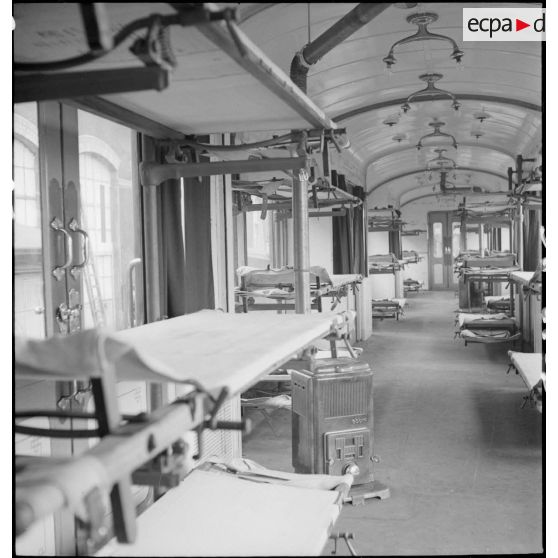 Plan général de l'intérieur d'un wagon du train sanitaire à l'arrêt en gare de Noisy-le-Sec.