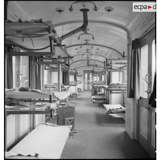 Plan général de l'intérieur d'un wagon du train sanitaire à l'arrêt en gare de Noisy-le-Sec.