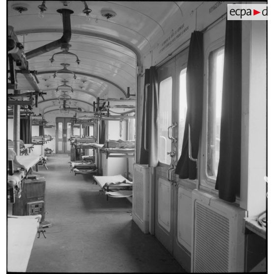 Plan général de l'intérieur d'un wagon du train sanitaire à l'arrêt en gare de Noisy-le-Sec.