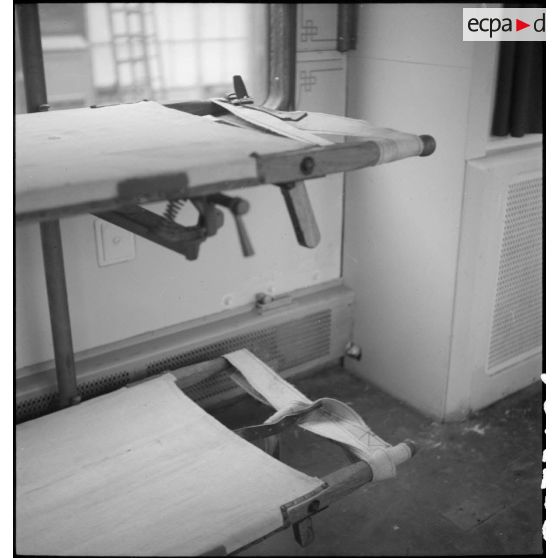 Plan général de l'intérieur d'un wagon du train sanitaire à l'arrêt en gare de Noisy-le-Sec.