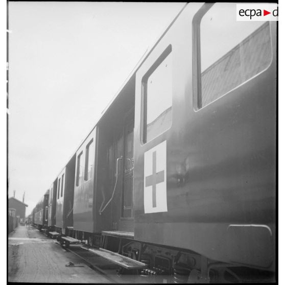 Plan général des wagons du train sanitaire à l'arrêt en gare de Noisy-le-Sec.