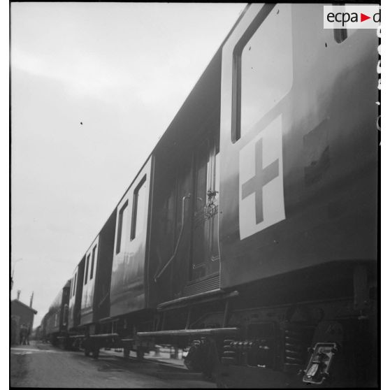 Plan général des wagons du train sanitaire à l'arrêt en gare de Noisy-le-Sec.