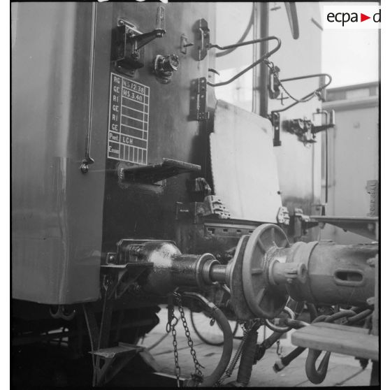 Plan rapproché des tampons d'un wagon du train sanitaire à l'arrêt en gare de Noisy-le-Sec.