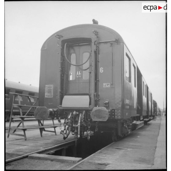 Plan général de l'arrière d'un wagon du train sanitaire à l'arrêt en gare de Noisy-le-Sec.