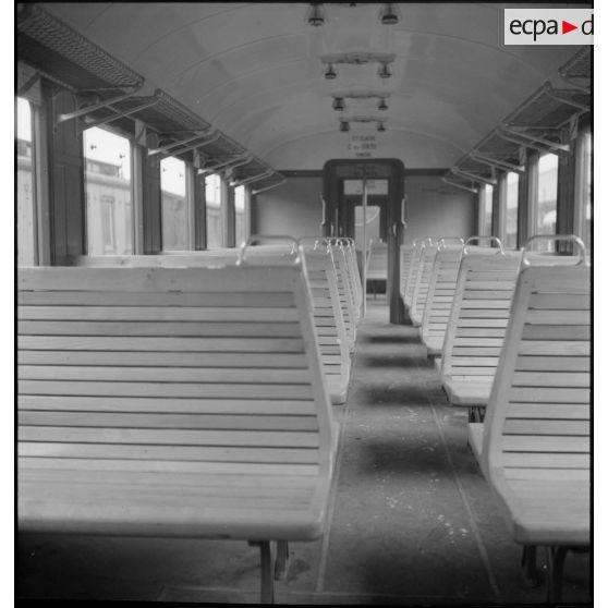 Plan général de l'intérieur d'un wagon du train sanitaire à l'arrêt en gare de Noisy-le-Sec.