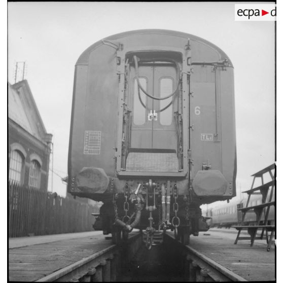 Plan général de l'arrière d'un wagon du train sanitaire à l'arrêt en gare de Noisy-le-Sec.