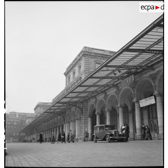 La façade de la gare de l'Est est photographiée en plan général.