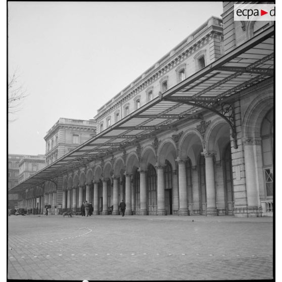 La façade de la gare de l'Est est photographiée en plan général.