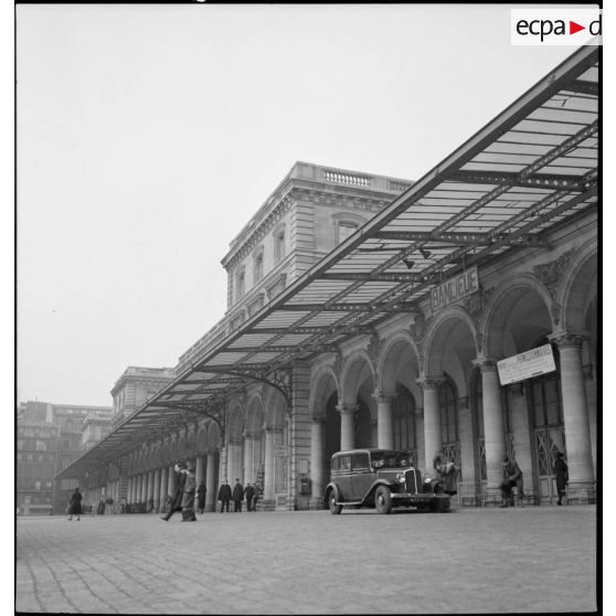 La façade de la gare de l'Est est photographiée en plan général.